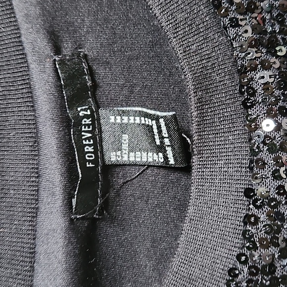 Medium Sequin Black Crop - Picture 3 of 3